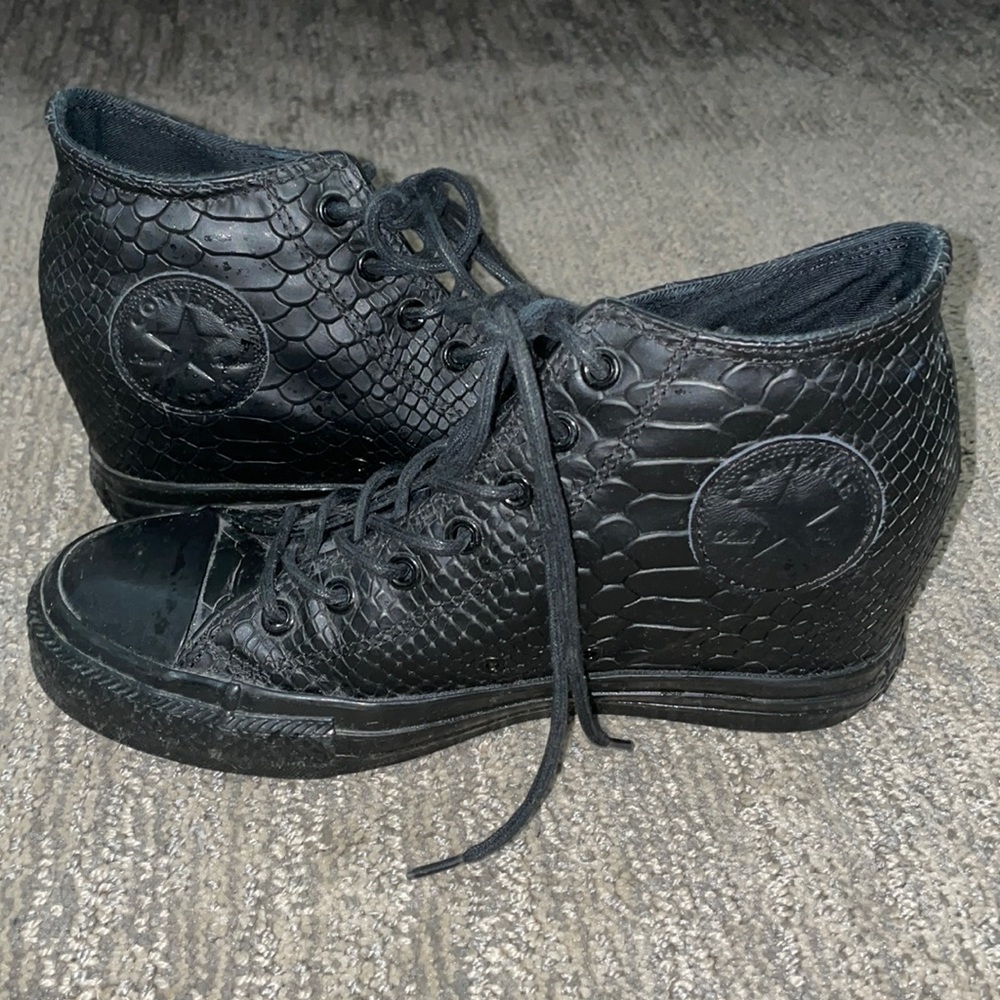 Converse sneakers. Size 8 in black sneak print
